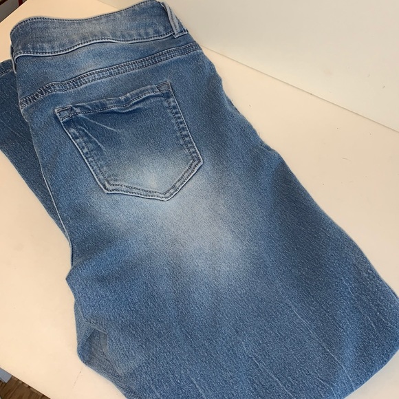 Maurices stretchy straight leg jeans 👖 - Picture 2 of 3
